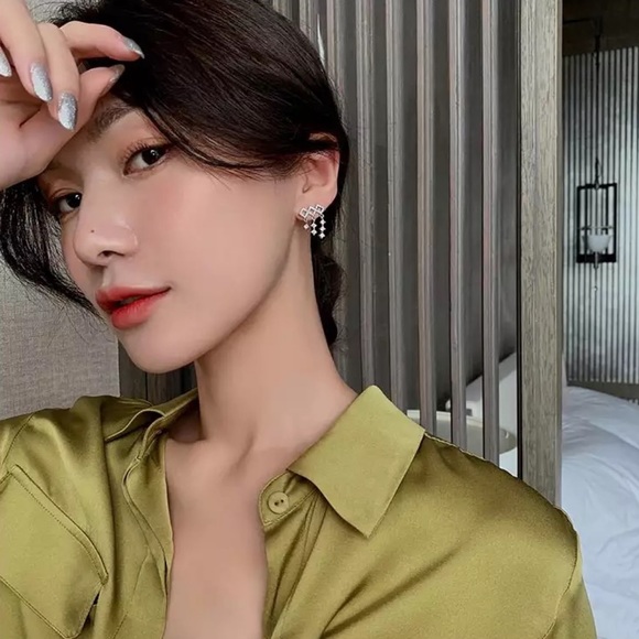 Diamond Shaped Crystal Earrings with Tassels - Picture 4 of 16